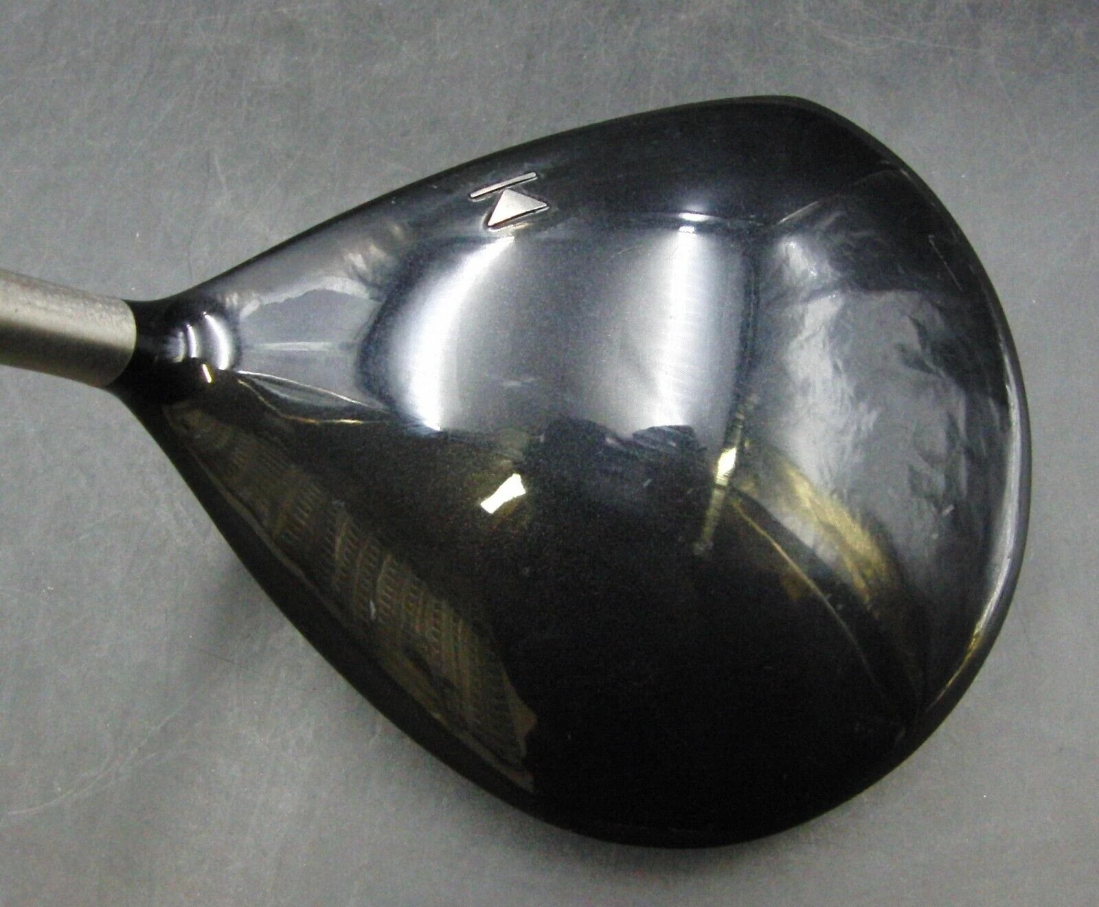 Titleist 909D2 9.5° Driver Stiff Graphite Shaft Iomic Grip - Image 3